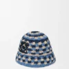 Häkel-Bucket-Hut mit Aufnäher aus Raffia und Kalbsleder Häkel-Bucket-Hut mit Aufnäher aus Raffia und Kalbsleder
