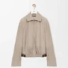 Jacke mit Gürtel aus Ziegenveloursleder Jacke mit Gürtel aus Ziegenveloursleder