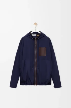 kapuzenjacke aus technischem shell material 1 1 280x423 - Kapuzenjacke aus technischem Shell-Material