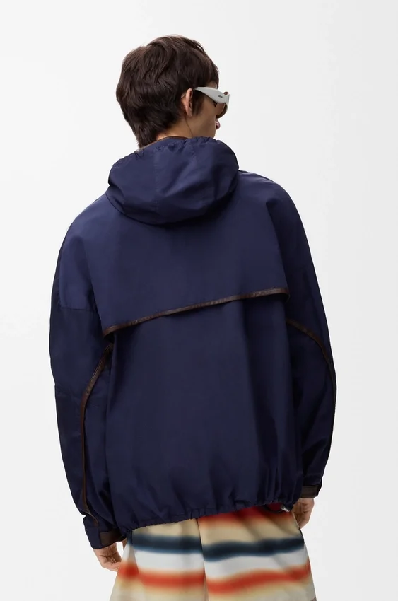 Kapuzenjacke aus technischem Shell-Material Kapuzenjacke aus technischem Shell-Material