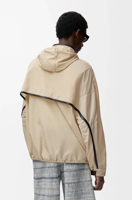 Kapuzenjacke aus technischem Shell-Material Kapuzenjacke aus technischem Shell-Material