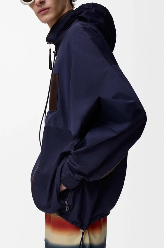 Kapuzenjacke aus technischem Shell-Material Kapuzenjacke aus technischem Shell-Material