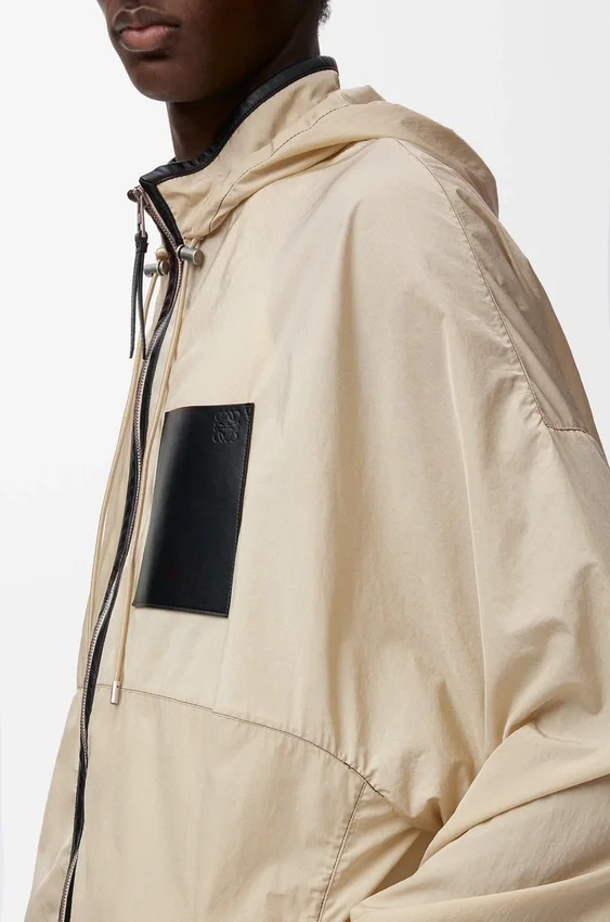 Kapuzenjacke aus technischem Shell-Material Kapuzenjacke aus technischem Shell-Material