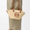Kleine Anagram-Korb-Tasche aus Iraca-Palme und Kalbsleder Kleine Anagram-Korb-Tasche aus Iraca-Palme und Kalbsleder
