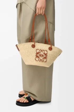 Kleine Anagram-Korb-Tasche aus Iraca-Palme und Kalbsleder