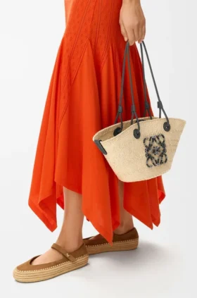 Kleine Anagram-Korb-Tasche aus Iraca-Palme und Kalbsleder