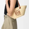 Kleine Anagram-Korb-Tasche aus Iraca-Palme und Kalbsleder Kleine Anagram-Korb-Tasche aus Iraca-Palme und Kalbsleder