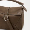 Kleine «Featherlight Puzzle»-Tasche aus genarbtem Nubukleder Kleine «Featherlight Puzzle»-Tasche aus genarbtem Nubukleder