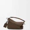 Kleine «Featherlight Puzzle»-Tasche aus genarbtem Nubukleder Kleine «Featherlight Puzzle»-Tasche aus genarbtem Nubukleder