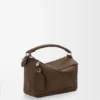 Kleine «Featherlight Puzzle»-Tasche aus genarbtem Nubukleder Kleine «Featherlight Puzzle»-Tasche aus genarbtem Nubukleder