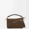 Kleine «Featherlight Puzzle»-Tasche aus genarbtem Nubukleder Kleine «Featherlight Puzzle»-Tasche aus genarbtem Nubukleder