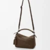 Kleine «Featherlight Puzzle»-Tasche aus genarbtem Nubukleder Kleine «Featherlight Puzzle»-Tasche aus genarbtem Nubukleder
