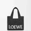 Kleine Font Tote im Loewe-Schriftzug aus Raffia Kleine Font Tote im Loewe-Schriftzug aus Raffia