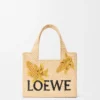 Kleine Font Tote im Loewe-Schriftzug aus Raffia Kleine Font Tote im Loewe-Schriftzug aus Raffia