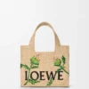 Kleine Font Tote im Loewe-Schriftzug aus Raffia Kleine Font Tote im Loewe-Schriftzug aus Raffia