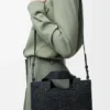 Kleine Font Tote im Loewe-Schriftzug aus Raffia Kleine Font Tote im Loewe-Schriftzug aus Raffia