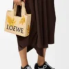 Kleine Font Tote im Loewe-Schriftzug aus Raffia Kleine Font Tote im Loewe-Schriftzug aus Raffia