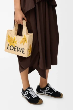 Kleine Font Tote im Loewe-Schriftzug aus Raffia