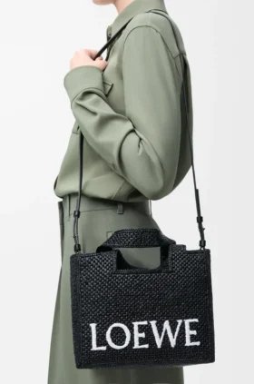 kleine font tote im loewe schriftzug aus raffia 2 280x423 - Kleine Font Tote im Loewe-Schriftzug aus Raffia