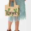 Kleine Font Tote im Loewe-Schriftzug aus Raffia Kleine Font Tote im Loewe-Schriftzug aus Raffia