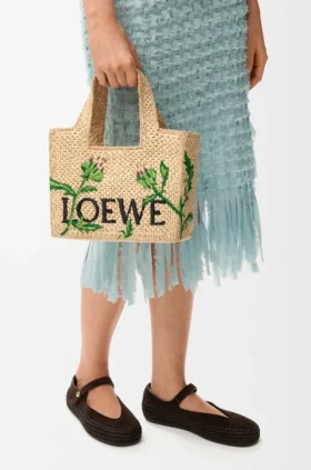 Kleine Font Tote im Loewe-Schriftzug aus Raffia