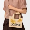 Kleine Font Tote im Loewe-Schriftzug aus Raffia Kleine Font Tote im Loewe-Schriftzug aus Raffia