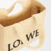 Kleine Font Tote im Loewe-Schriftzug aus Raffia Kleine Font Tote im Loewe-Schriftzug aus Raffia
