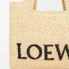 Kleine Font Tote im Loewe-Schriftzug aus Raffia Kleine Font Tote im Loewe-Schriftzug aus Raffia