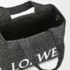 Kleine Font Tote im Loewe-Schriftzug aus Raffia Kleine Font Tote im Loewe-Schriftzug aus Raffia