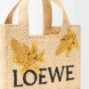 Kleine Font Tote im Loewe-Schriftzug aus Raffia Kleine Font Tote im Loewe-Schriftzug aus Raffia