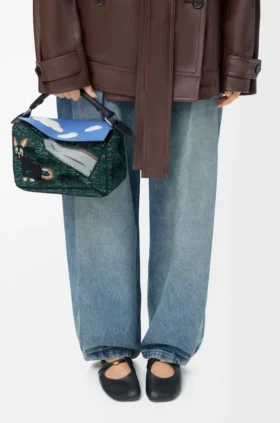 Kleine «Futurist Cat»-Puzzle-Tasche aus besticktem Strick und klassischem Kalbsleder
