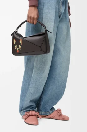 Kleine «Futurist Cat»-Puzzle-Tasche aus klassischem Kalbsleder