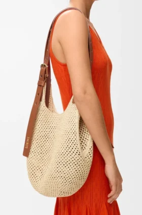 Kleine Hobo-Tasche mit Lochmuster aus Raffia und Kalbsleder Kleine Hobo-Tasche mit Lochmuster aus Raffia und Kalbsleder