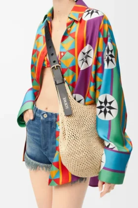 Kleine Hobo-Tasche mit Lochmuster aus Raffia und Kalbsleder