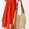Kleine Hobo-Tasche mit Lochmuster aus Raffia und Kalbsleder Kleine Hobo-Tasche mit Lochmuster aus Raffia und Kalbsleder