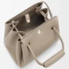 Kleine Madrid-Tasche aus geschmeidigem genarbtem Kalbsleder Kleine Madrid-Tasche aus geschmeidigem genarbtem Kalbsleder