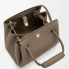 Kleine Madrid-Tasche aus geschmeidigem genarbtem Kalbsleder Kleine Madrid-Tasche aus geschmeidigem genarbtem Kalbsleder