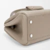 Kleine Madrid-Tasche aus geschmeidigem genarbtem Kalbsleder Kleine Madrid-Tasche aus geschmeidigem genarbtem Kalbsleder