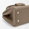 Kleine Madrid-Tasche aus geschmeidigem genarbtem Kalbsleder Kleine Madrid-Tasche aus geschmeidigem genarbtem Kalbsleder