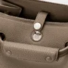 Kleine Madrid-Tasche aus geschmeidigem genarbtem Kalbsleder Kleine Madrid-Tasche aus geschmeidigem genarbtem Kalbsleder