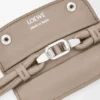 Kleine Madrid-Tasche aus geschmeidigem genarbtem Kalbsleder Kleine Madrid-Tasche aus geschmeidigem genarbtem Kalbsleder