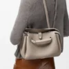 Kleine Madrid-Tasche aus geschmeidigem genarbtem Kalbsleder Kleine Madrid-Tasche aus geschmeidigem genarbtem Kalbsleder