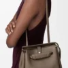 Kleine Madrid-Tasche aus geschmeidigem genarbtem Kalbsleder Kleine Madrid-Tasche aus geschmeidigem genarbtem Kalbsleder