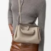 Kleine Madrid-Tasche aus geschmeidigem genarbtem Kalbsleder Kleine Madrid-Tasche aus geschmeidigem genarbtem Kalbsleder