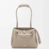 Kleine Madrid-Tasche aus geschmeidigem genarbtem Kalbsleder Kleine Madrid-Tasche aus geschmeidigem genarbtem Kalbsleder