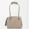 Kleine Madrid-Tasche aus geschmeidigem genarbtem Kalbsleder Kleine Madrid-Tasche aus geschmeidigem genarbtem Kalbsleder