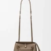 Kleine Madrid-Tasche aus geschmeidigem genarbtem Kalbsleder Kleine Madrid-Tasche aus geschmeidigem genarbtem Kalbsleder