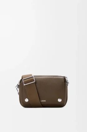 Kleine «Pebble»-Messenger-Tasche aus geschmeidigem, genarbtem Kalbsleder