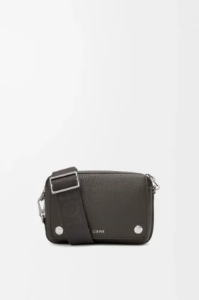 Kleine «Pebble»-Messenger-Tasche aus geschmeidigem, genarbtem Kalbsleder