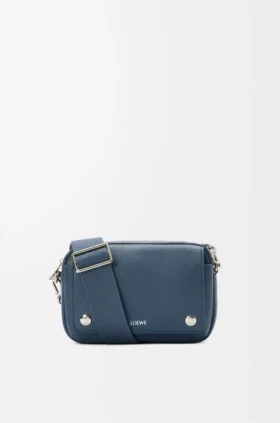 Kleine «Pebble»-Messenger-Tasche aus geschmeidigem, genarbtem Kalbsleder